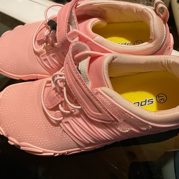 Size 7 water shoes - Picture 1 of 1